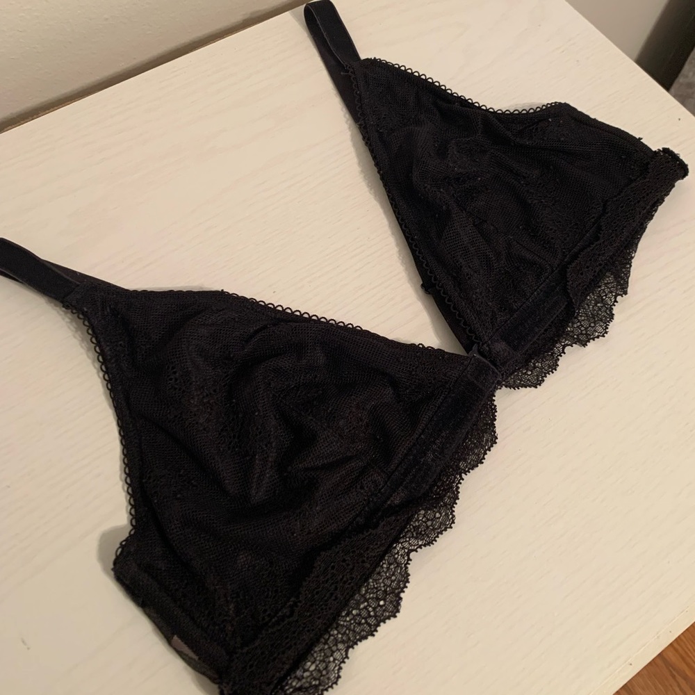 Women’s black Victoria Secret bralette size large